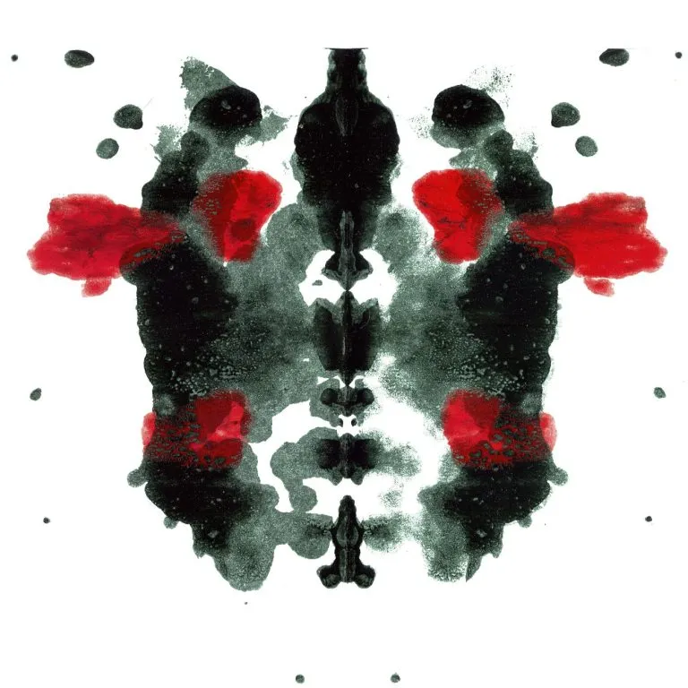 Tintenklecks-Bild in Schwarz und Rot als Symbol für psychologische Diagnostik