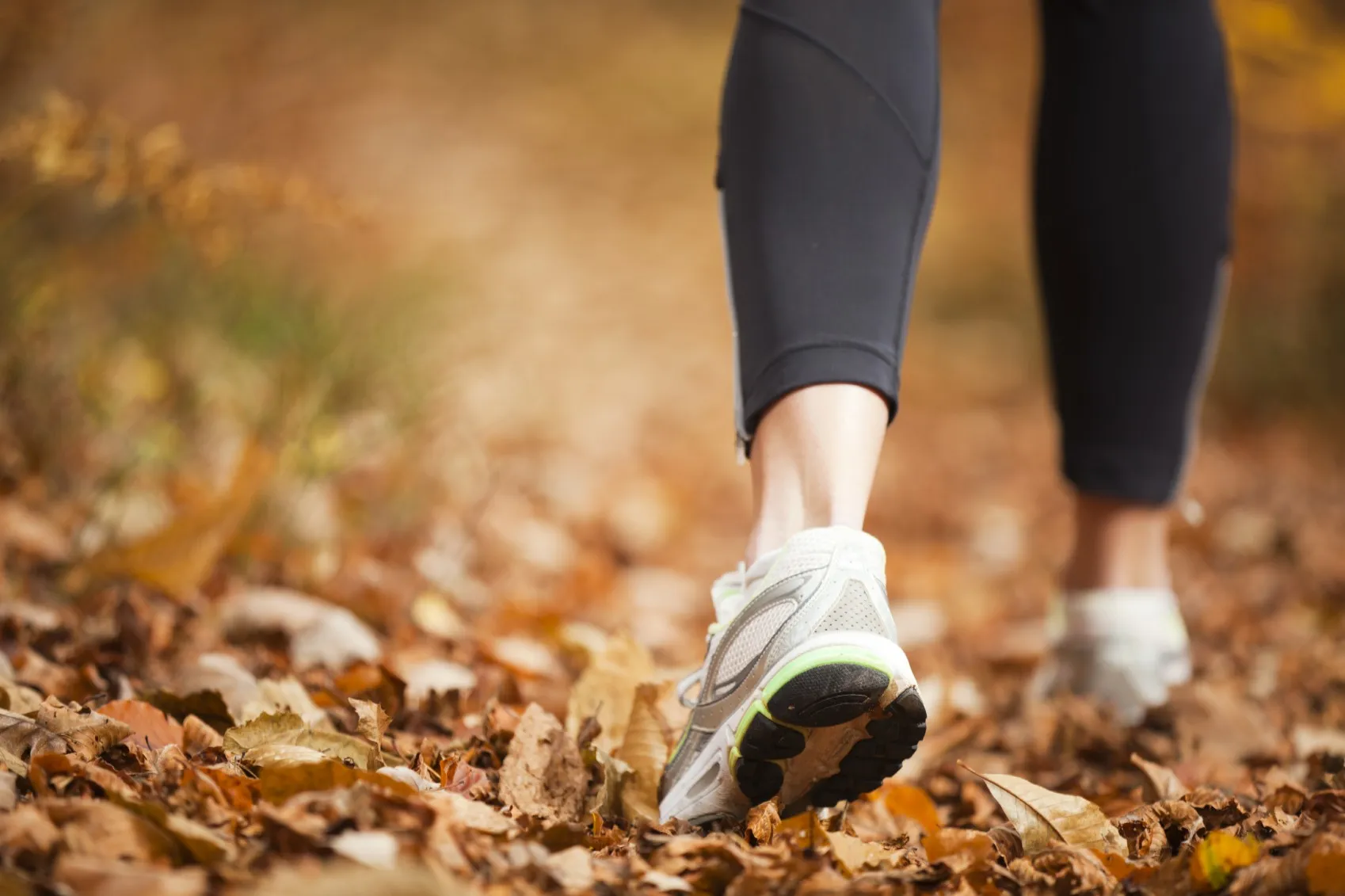 Joggerin im Herbstlaub