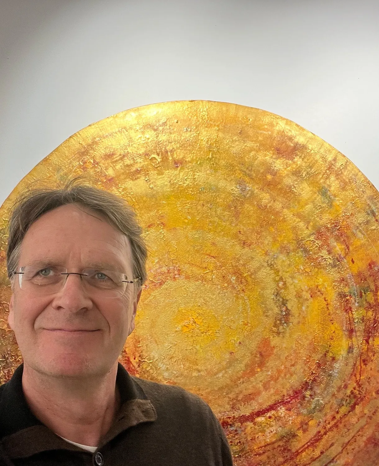 Porträt von PD Dr. med. Karsten Wolf vor goldenem Hintergrund