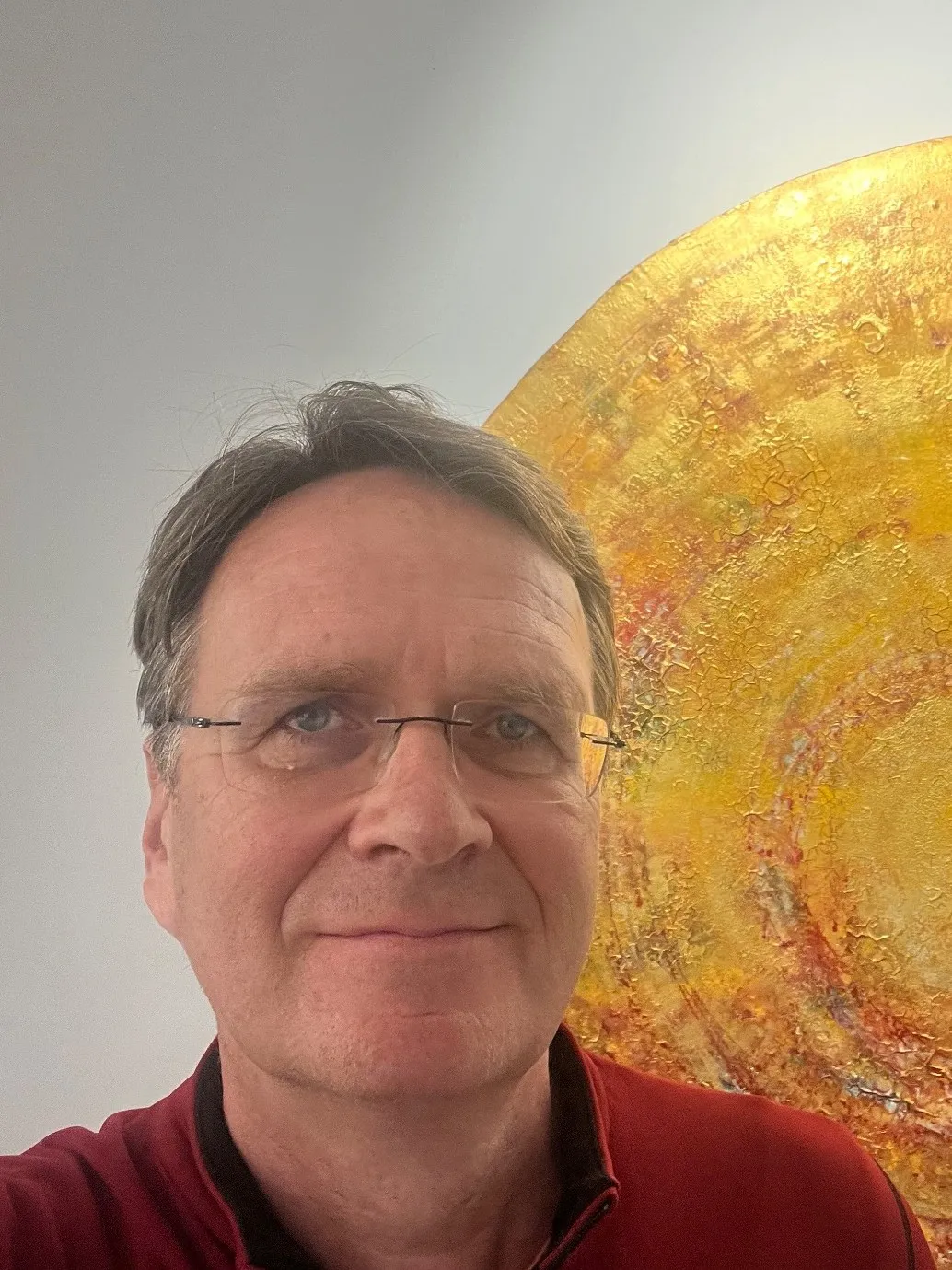 PD Dr. med. Karsten Wolf vor einem goldenen Bild